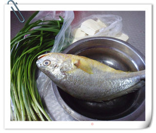【天津】黄花鱼煨豆腐的做法步骤：1