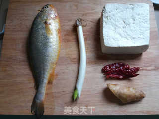 黄花鱼焖豆腐的做法步骤：1