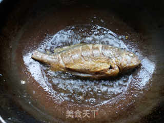 黄花鱼焖豆腐的做法步骤：5
