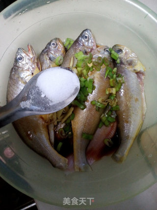 煎黄花鱼的做法步骤：4