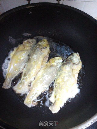 煎黄花鱼的做法步骤：9
