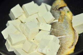 黄花鱼烧豆腐的做法步骤：4