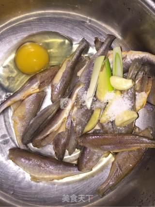 酥炸黄花鱼的做法步骤：2