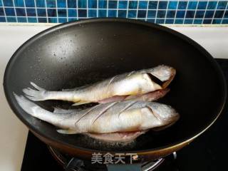青豆黄花鱼的做法步骤：5