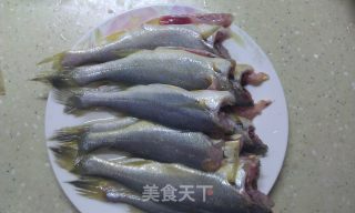 玉米面香煎黄花鱼的做法步骤：1