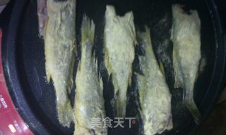 玉米面香煎黄花鱼的做法步骤：5