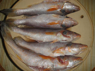 豆豉红烧黄花鱼的做法步骤：1