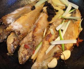 豆豉红烧黄花鱼的做法步骤：5