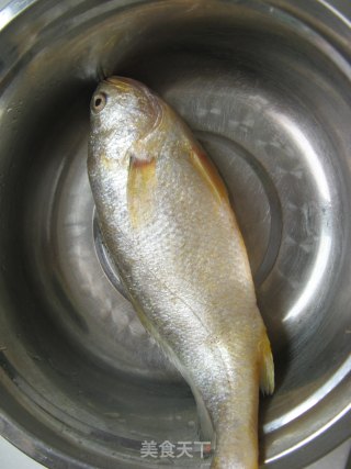 海鲜篇——蒸出来的美味之【清蒸黄花鱼】的做法步骤：1