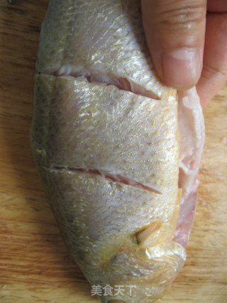 海鲜篇——蒸出来的美味之【清蒸黄花鱼】的做法步骤：3
