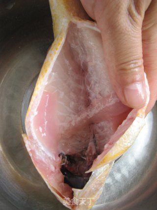 海鲜篇——蒸出来的美味之【清蒸黄花鱼】的做法步骤：2