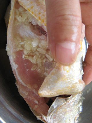 海鲜篇——蒸出来的美味之【清蒸黄花鱼】的做法步骤：4