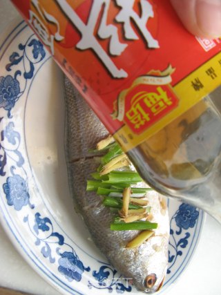 海鲜篇——蒸出来的美味之【清蒸黄花鱼】的做法步骤：5