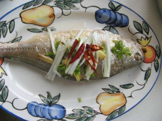 海鲜篇——蒸出来的美味之【清蒸黄花鱼】的做法步骤：8