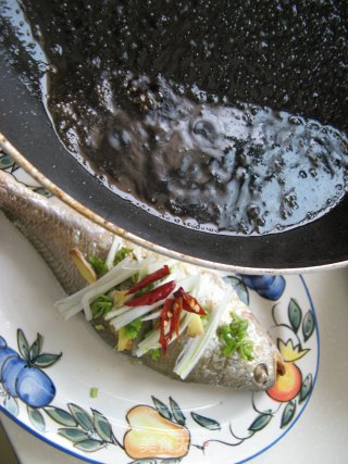 海鲜篇——蒸出来的美味之【清蒸黄花鱼】的做法步骤：10