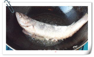 炖肉汤煨黄花鱼的做法步骤：3