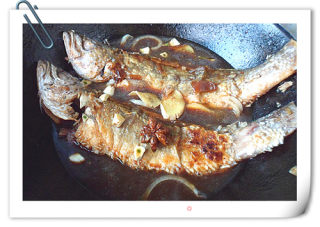 炖肉汤煨黄花鱼的做法步骤：7