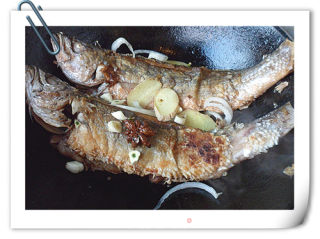 炖肉汤煨黄花鱼的做法步骤：6