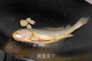 [浙菜]生抽王烧黄花鱼的做法步骤：4