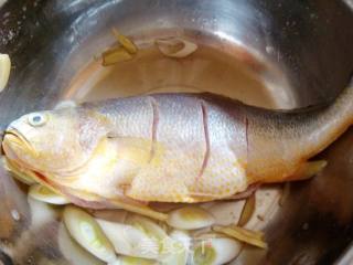蒜香烧烤黄花鱼的做法步骤：4
