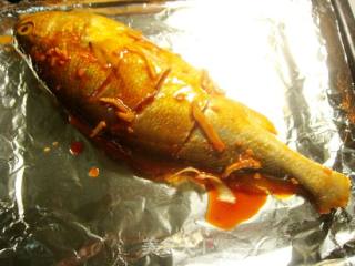 蒜香烧烤黄花鱼的做法步骤：7