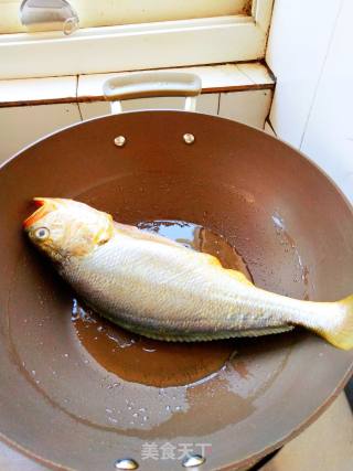 烧大黄花鱼的做法步骤：2