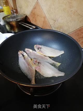 香煎黄花鱼的做法步骤：3