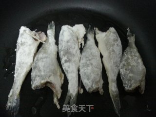 煎黄花鱼的做法步骤：3