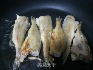 煎黄花鱼的做法步骤：4