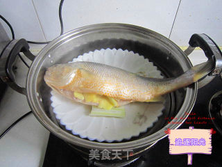 蒜香黄花鱼的做法步骤：4