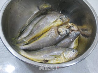 炸黄花鱼的做法步骤：2