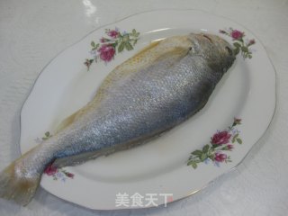 清炖黄花鱼的做法步骤：1