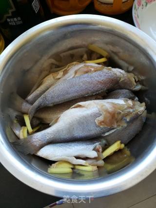 香炸黄花鱼的做法步骤：1