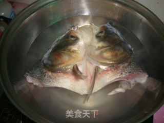 茶油蒸鱼头+红烧黄花鱼的做法步骤：1