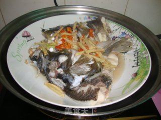 茶油蒸鱼头+红烧黄花鱼的做法步骤：3