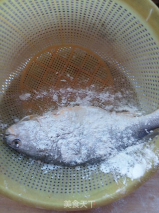糖醋鱼的做法步骤：2
