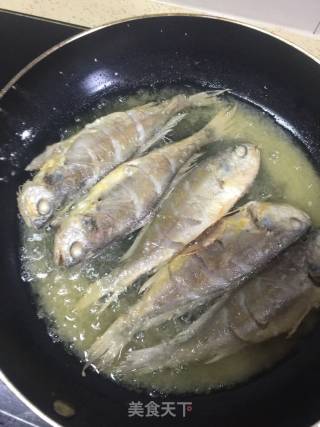 干煎黄花鱼的做法步骤：4