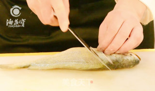 清蒸黄花鱼的做法步骤：1