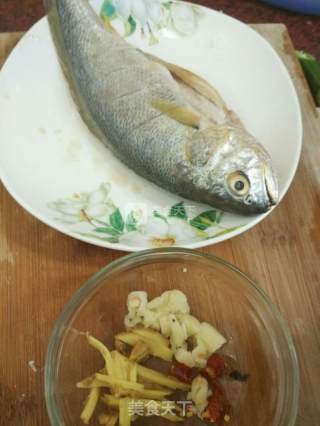 干煎黄花鱼的做法步骤：1