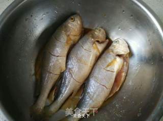 烤黄花鱼的做法步骤：1