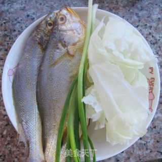 小黄鱼炖大白菜的做法步骤：1