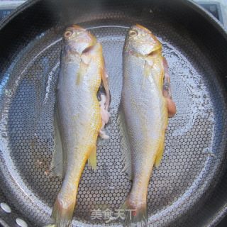 小黄鱼炖大白菜的做法步骤：2