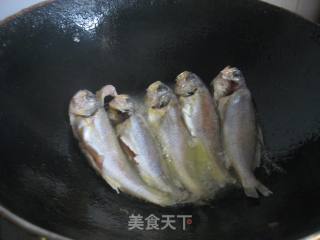 油煎小黄鱼的做法步骤：2