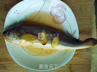 内里乾坤红烧小黄鱼的做法步骤：1