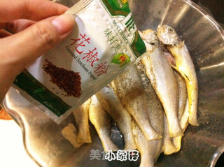 酥脆椒盐小黄鱼的做法步骤：3