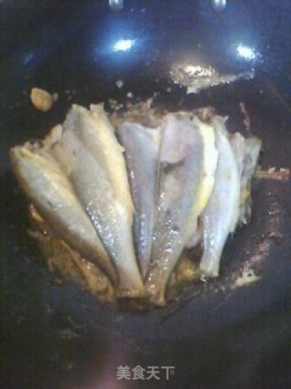 红烧小黄鱼的做法步骤：2