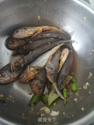 炸小黄花鱼的做法步骤：1