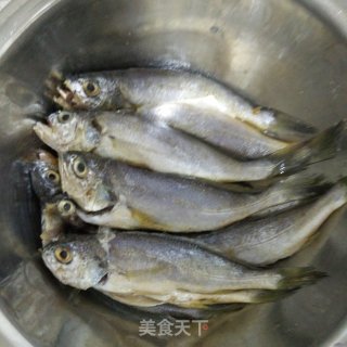 香煎黄花鱼的做法步骤：1