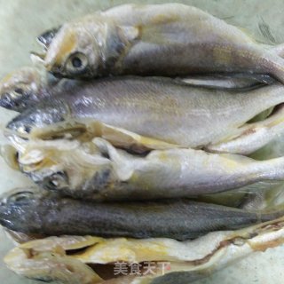 香酥黄花鱼的做法步骤：1