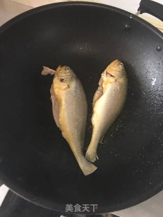 红烧黄鱼的做法步骤：2